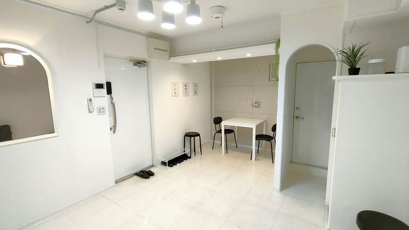 大型ミラー側から見た室内 - STUDIO Rient 大宮の室内の写真