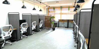 席にゆとりを設けているので、他の視線も気になりにくい配置 - コワーキングスペース・自習室Cota 【谷町四丁目駅5分】図書館より静かで、カフェより集中できるの室内の写真