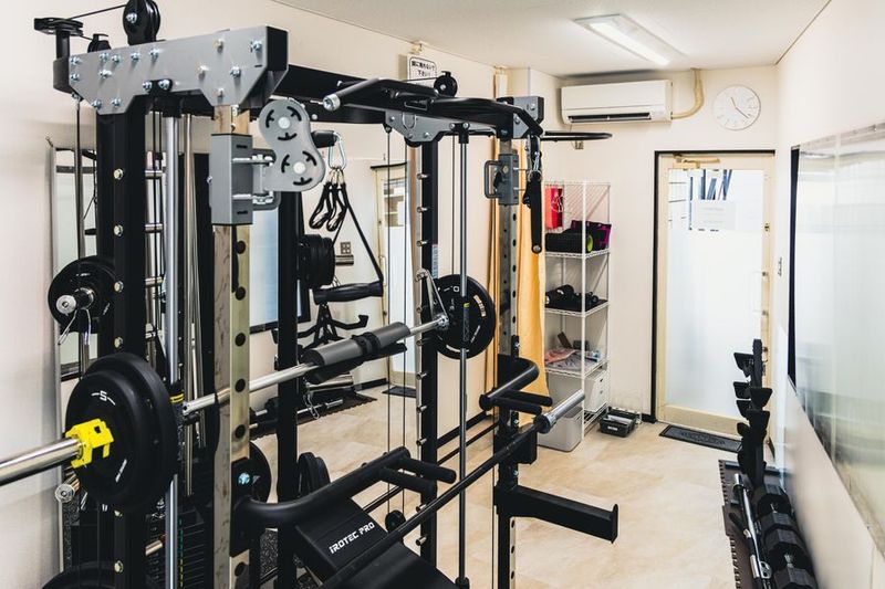 駅チカ　プライベート小型ジム　スミスマシン　本格ワークアウト - SHINY BODY （シャイニー・ボディ）桂店