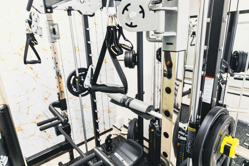 駅チカ　プライベート小型ジム　スミスマシン　本格ワークアウト - SHINY BODY （シャイニー・ボディ）桂店