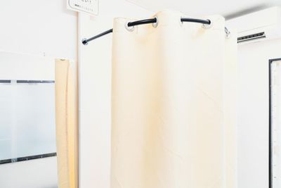簡易更衣室 - SHINY BODY （シャイニー・ボディ）桂店 駅チカ　プライベート小型ジム　スミスマシン　本格ワークアウトの設備の写真