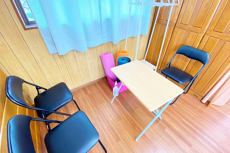 イス3脚とテーブル - レンタルスタジオStar阪南 阪南の貸し会議室の設備の写真