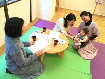 LINE無料電話相談グループ
母乳110番の相談員による
母乳講座の様子 - モーハウス日本橋ショップの室内の写真