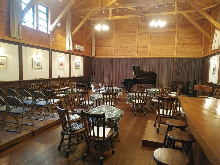 那須の木立の中の小さな音楽ホール「弦楽亭（げんらくてい）」 貸ホール　弦楽亭の室内の写真