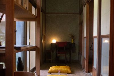 共用の縁側には、本棚や、アンティークの足踏みミシンを活かしたワークデスクが。 - dai.dai.sou（橙荘） 古民家和室を貸し切りで！ROOM 1の室内の写真