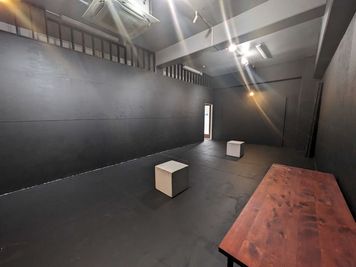 個展や小規模グループ展、ポップアップストアなどにご利用いただける黒壁/黒床の広さ34㎡、天井3m以上のギャラリースペース - ニッシンスタジオ