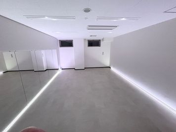 ホワイトスネア：カラーリング - レンタルスタジオ「NORTHSPIN」すすきの 【札幌中心部の格安】レンタルスタジオ「NORTHSPIN」　の室内の写真