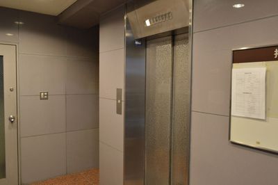 エレベーターで２階へお上がりください - 勉強カフェ虎ノ門スタジオ ラウンジスペース(2F)の入口の写真
