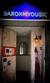 店内の入り口より地下へお入りくださいませ - BAROHMYOUSIC（バローミュージック） JR伊東駅の駅近に 地下練習スタジオopen！！の入口の写真