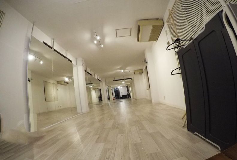 高田馬場駅　5分　60平米ダンススタジオ ミラーダンススペース　高田馬場駅徒歩5分、60㎡　鏡幅10m以上の室内の写真