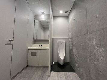 男性用トイレ - バイオフィリアプレイス南青山　５F BIOPHILIA　SHOWCASE（1日プラン）の室内の写真