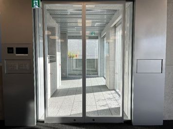 貸室出入口はガラス自動ドア - バイオフィリアプレイス南青山　５F BIOPHILIA　SHOWCASE（1日プラン）の室内の写真