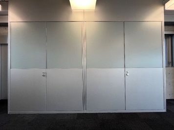 ガラス黒板は、ホワイトボードとして利用可能 - バイオフィリアプレイス南青山　５F BIOPHILIA　SHOWCASE（1日プラン）の室内の写真
