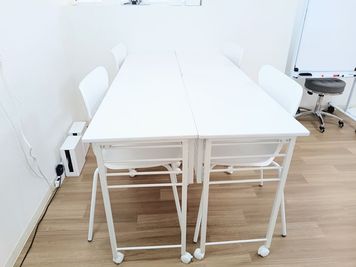 4名着席可能な椅子とデスクが標準です。ネイルにも利用可能♪補助のデスクが2台と丸椅子4脚があります。 - 初台駅徒歩3分のレンタルサロン「ユーサロン初台」 ユーサロン初台｜セラピストの練習・研修 ・パーソナルカラー診断の室内の写真