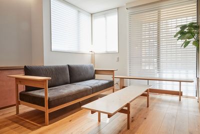2F カリモクのソファとテーブル - 萃点suitenの室内の写真