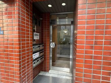 ビル入口のガラスの扉よりお入りください。 - ブリックス神田 【ブリックス神田】グリーン溢れるブルックリンスタイルのスペースの入口の写真