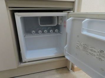 冷蔵庫
お飲み物を冷やすのにご利用ください。 - エキ前会議室 リーフの室内の写真