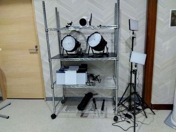 [エントランス内] 高輝度スポットライト、撮影用LED照明、CDプレーヤー、三脚等ご自由にご利用ください。
 - レンタルスペース　スタジオEGG琴似店　Cスタジオ レンタルスペース スタジオEGG琴似店 Cスタジオの設備の写真