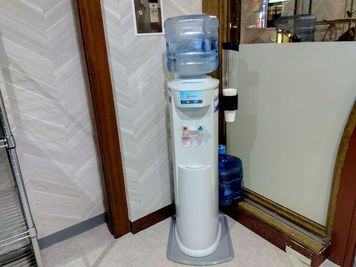 [エントランス内] ウォーターサーバーご自由にご利用ください。 - レンタルスペース　スタジオEGG琴似店　Cスタジオ レンタルスペース スタジオEGG琴似店 Cスタジオの室内の写真