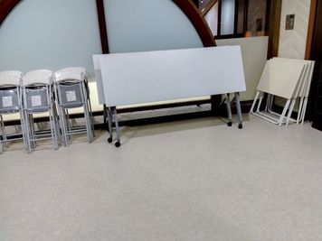 [エントランス内] 机、椅子、会議用テーブルご自由にご利用ください。
 - レンタルスペース　スタジオEGG琴似店　Dスタジオ レンタルスペースの室内の写真