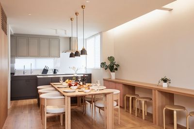 2F フルキッチン、ダイニングテーブル、カウンター - 萃点suitenの室内の写真