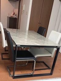 【ダイニングテーブル】大理石調、4人掛けです。 - shiro町田 町田駅で人気なレンタルスペース【shiro町田】の室内の写真