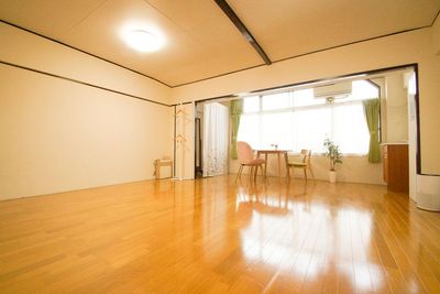 陽の光がたっぷり入る明るい雰囲気の空間です。小規模なワークショップや教室などにご利用ください。ヨガやピラティスにもご活用いただけます。 - レンタルサロンキビス佐野店 個人で使えるプライベートシェアサロン丨レンタルサロンキビス佐野店の室内の写真