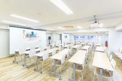 【新宿御苑前1分、新宿三丁目8分】138㎡100人着席可能な会議室｜高速Wi-Fi、プロジェクター、スクリーン、マイク無料貸出！ - 新宿100人会議室FOREST｜新宿御苑前から徒歩1分