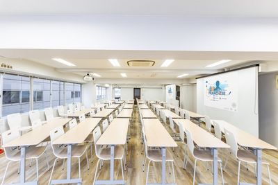 新宿100人会議室FOREST｜新宿御苑前から徒歩1分の室内の写真