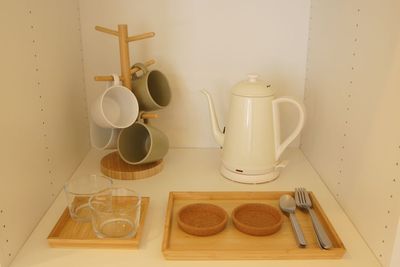 食器類も各種取り揃えています。
（お飲み物やお菓子類はご持参ください） - レンタルサロンキビス館林店 個人で使えるプライベートシェアサロン丨レンタルサロンキビス館林店の設備の写真
