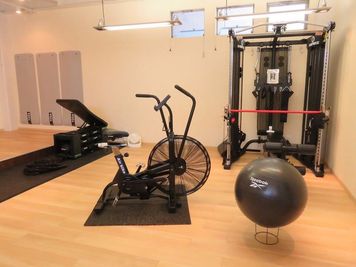 トレーニング設備完備 - personal gym Y Y レンタルトレーニングジム　スタジオの室内の写真