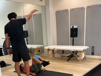 マッサージ、ストレッチに便利な施術台のベットもあります。 - パーソナル　ジム　 Y Y レンタルトレーニングジム　スタジオの設備の写真