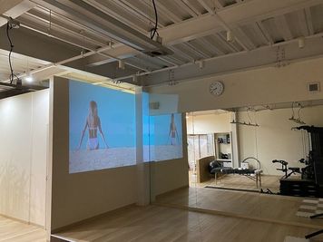 プロジェクター、スピーカーもご利用頂けます。 - パーソナル　ジム　 Y Y レンタルトレーニングジム　スタジオの設備の写真