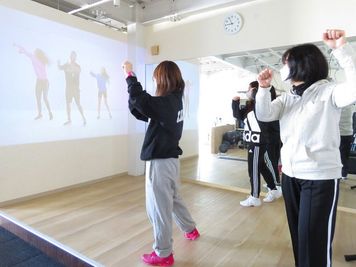 プロジェクターでオンラインレッスン - パーソナル　ジム　 Y Y レンタルトレーニングジム　スタジオの室内の写真