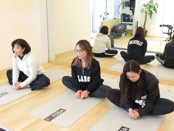 ヨガマットもご利用いただけます。 - パーソナル　ジム　 Y Y レンタルトレーニングジム　スタジオの室内の写真