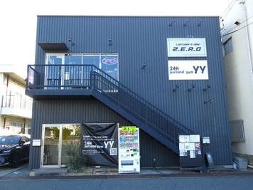 モダンな二階建ての黒い建物1階 - パーソナル　ジム　 Y Y レンタルトレーニングジム　スタジオの室内の写真