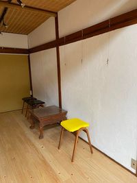 アンティーク小物やアップサイクルした椅子、インドネシアから船で運んだアンティークデスクも利用可能 - ギャラリー蛍 築70年の古民家 GALLERY  「蛍」の室内の写真