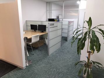 内観 - 貸会議室 INISHIE ミーティングルームの入口の写真