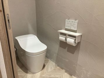きれいにご利用いただきましてありがとうございます。
トイレは男女共用です。 - YAMATO BASE 大和西大寺 コワーキング（EAST） 【１名】パーソナルブース羅城門☆高速Wi-Fi！ウェビナーに最適のその他の写真