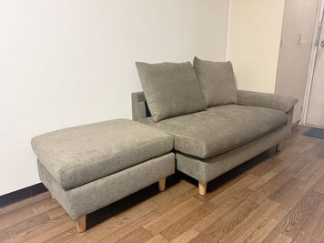 2人掛けソファ＋オットマン(W1790mm×D790) - ワンコイン会議室 六本木の設備の写真