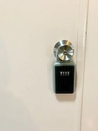 【扉のドアノブについているキーボックスを、予約完了メールに記載している方法で解錠し、中から鍵を取り出してご入室いただきます】 - TIME SHARING 飯田橋 第二東文堂ビル 7Fの入口の写真