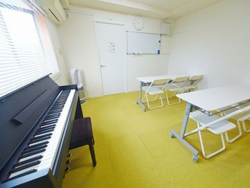 電子ピアノあり。机１８０×４５センチ
２台 - スポロスタジオ【溝の口駅徒歩２分】🎹ピアノ📶高速WIFI 【フロア専有】レンタル会議室／Fルーム【駅２分】の室内の写真