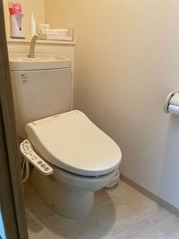 ウォシュレット付きトイレです - レンタルサロン　センター北 ワンルームマンションの個室エステルームの設備の写真
