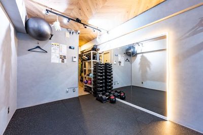 ・コンクリート調のオシャレな空間 - WHITEGYM新宿1号店 WHITEGYM新宿1号店/レンタルジムの室内の写真