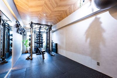 ・5INマルチラック（forte fitness社製）
・プレート120kg
・ラットプルアタッチメント5種類 - WHITEGYM新宿1号店の室内の写真
