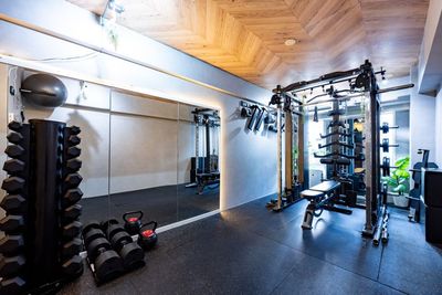 【新宿駅2分】D5出口10秒｜超駅近🚶｜地域最安🉐｜高性能設備｜備品多数｜清潔感✨｜毎日清掃🧹｜レンタルジム - WHITEGYM新宿1号店