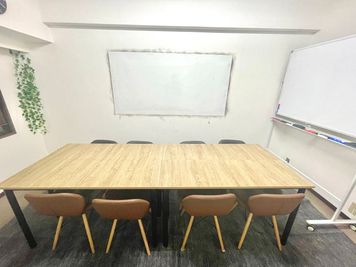 新大阪駅の東口10秒のレンタルスペース/会議室【SS新大阪】 WiFi備品全無料貸出の多目的室・ルーム617の室内の写真