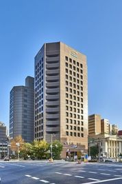 長堀駅すぐ上です - JEC日本研修センター心斎橋 大会議室の外観の写真