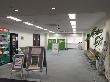 4階に受付がございます。 - JEC日本研修センター江坂 大会議室の入口の写真