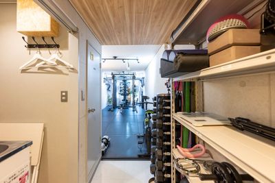 ・玄関側から - WHITEGYM池袋店 WHITEGYM池袋店/レンタルジムの室内の写真